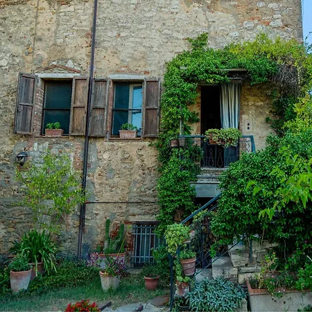 Farmhouse With Spacious Garden And Pool