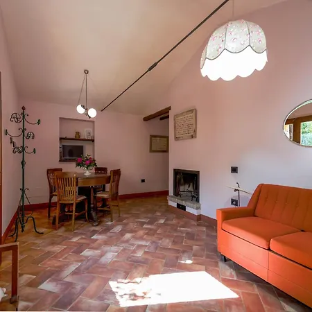 Farmhouse With Spacious Garden And Pool